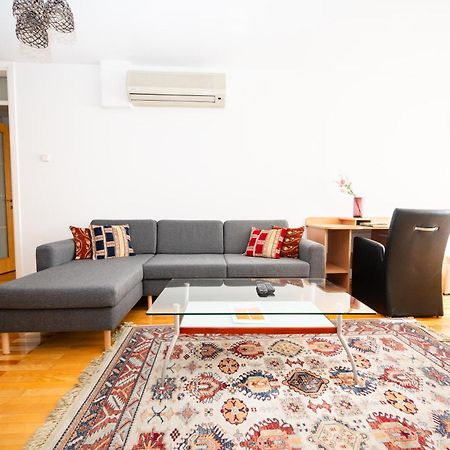 Modern 2Bdr Apartment In The Center- Free Parking 塞拉耶佛 外观 照片