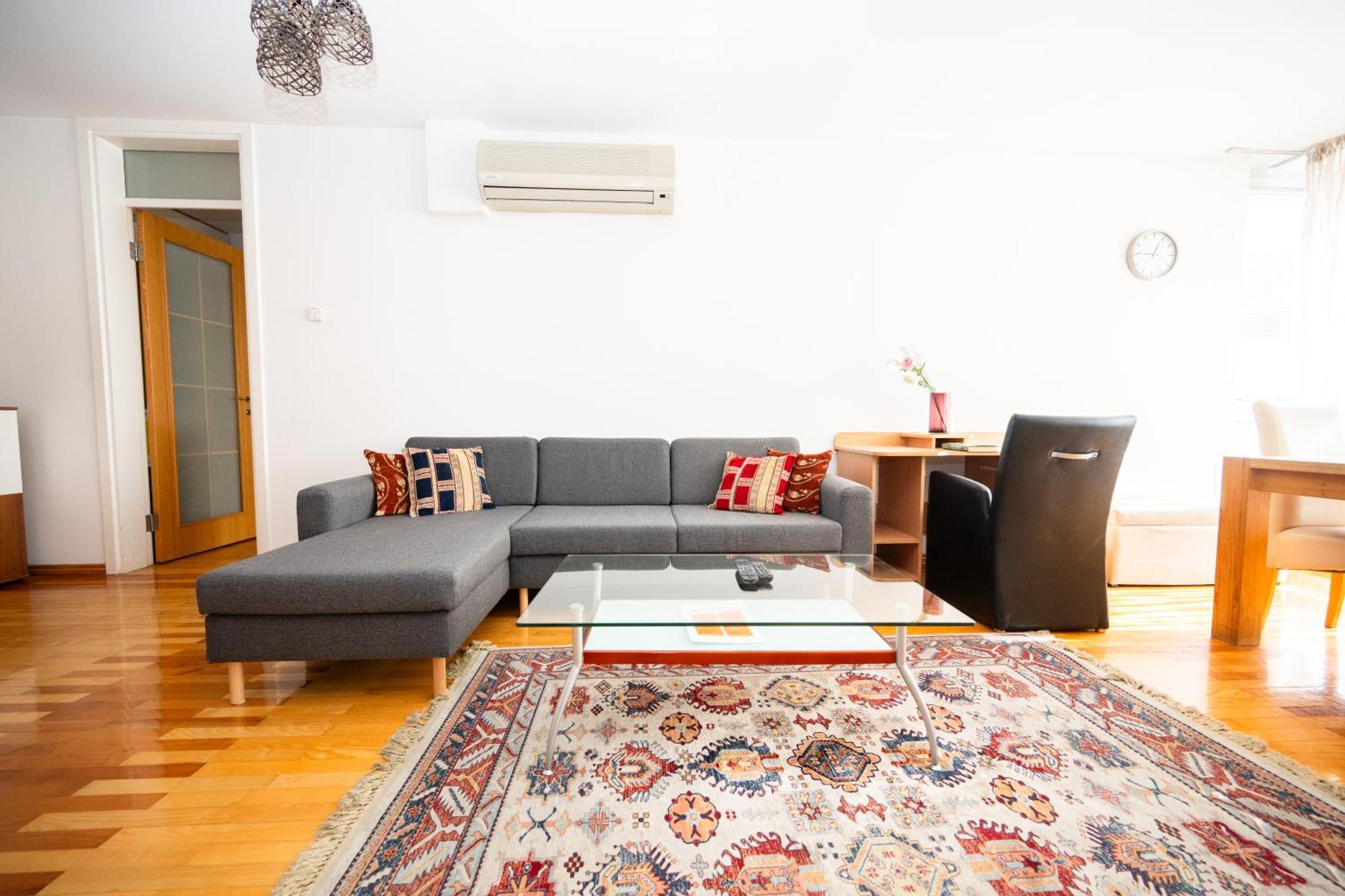 Modern 2Bdr Apartment In The Center- Free Parking 塞拉耶佛 外观 照片